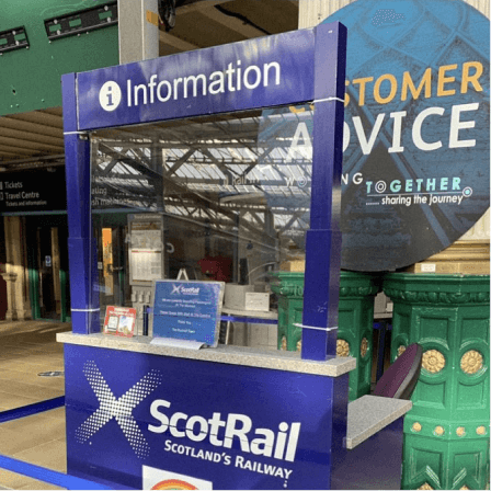 Centro de información de ScotRail en una estación de tren.