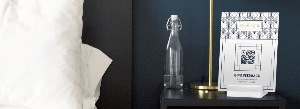 Exemplo de um código QR no display de mesa de um quarto de hotel