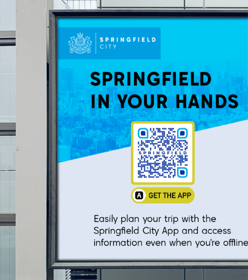 Un panel publicitario que promociona una aplicación de la ciudad con un código QR.