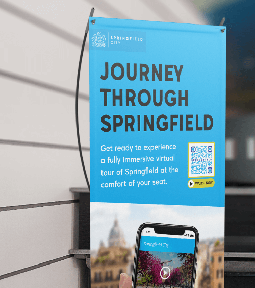 Un banner incentivando el turismo de una ciudad con un código QR que muestra un video de la ciudad.