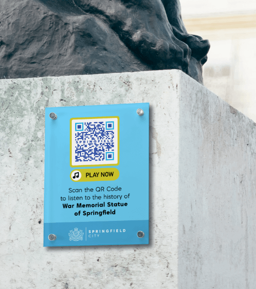 Una placa en un monumento de la ciudad con un código QR que contiene una audioguía sobre la historia de la ciudad.