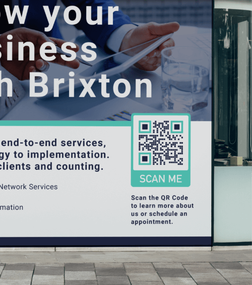 Un escaparate de una empresa de consultoría de negocios con un código QR que muestra información sobre la empresa.
