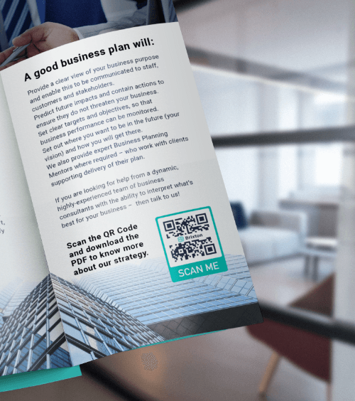 Un folleto que promociona servicios de consultoría empresarial con un código QR que muestra un PDF con una presentación de la empresa.