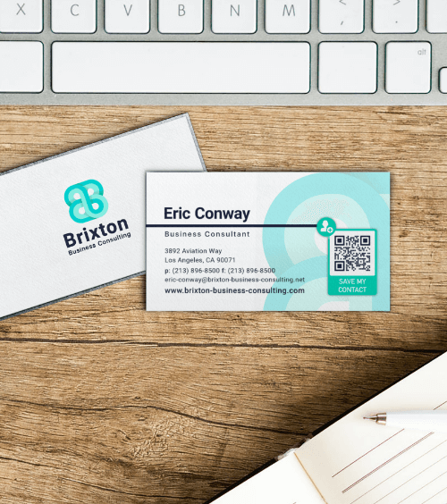Tarjeta de visita de un consultor empresarial con un Código QR vCard que muestra información de contacto.