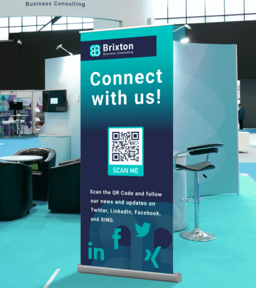Un banner publicitario de una empresa de consultoría de negocios en una conferencia con un código QR que muestra las redes sociales de la empresa.