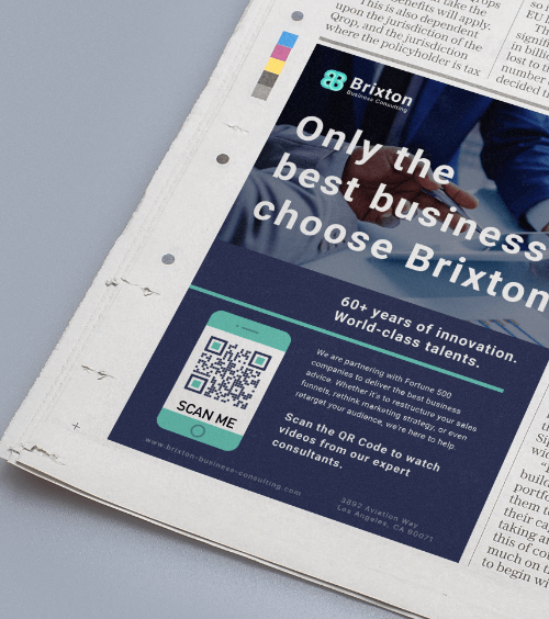 Un anuncio en el periódico de una empresa de consultoría de negocios con un código QR que lleva a una lista de reproducción de videos creada por la empresa.