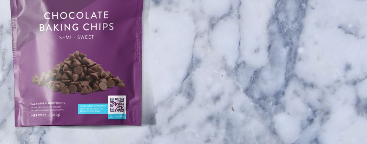 Un envase violeta con un código QR