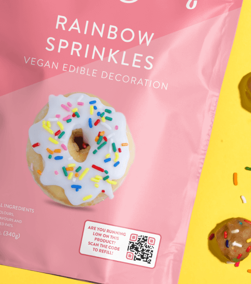 Un paquete de caramelos con la imagen de un donut cubierto de gránulos y un código QR.