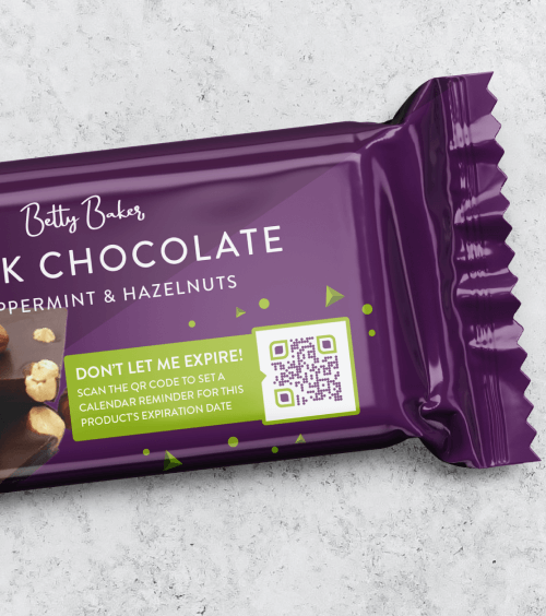 Un envase morado de una barrita de chocolate con un código QR impreso para informar sobre la fecha de caducidad.