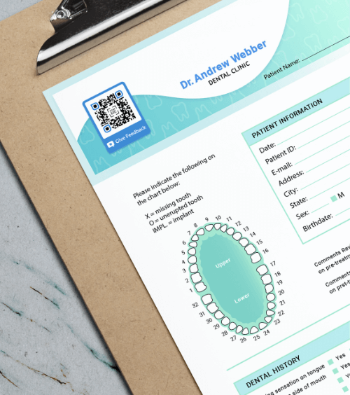 Portapapeles con un formulario para recopilar información del paciente, incluido un código QR con un marco 