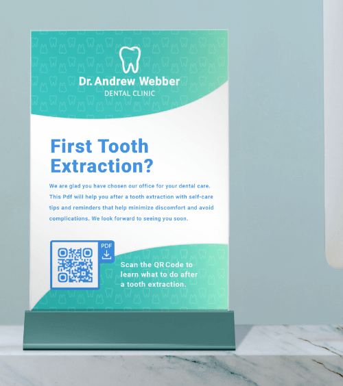 Display de mesa con información sobre la primera extracción dental incluyendo un QR Code con un marco personalizado