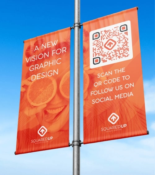 Ejemplo de un código QR en un banner promocionando las redes sociales de una empresa de diseño