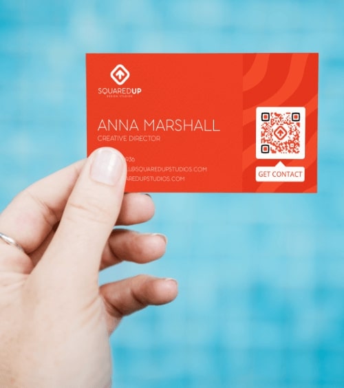Ejemplo de un código QR en una tarjeta de visita que almacena los datos de contacto de un diseñador