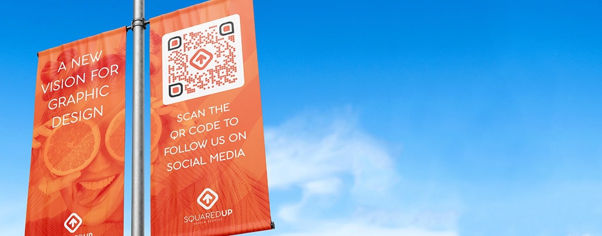 Código QR en un banner que publicita las redes sociales de una empresa de diseño