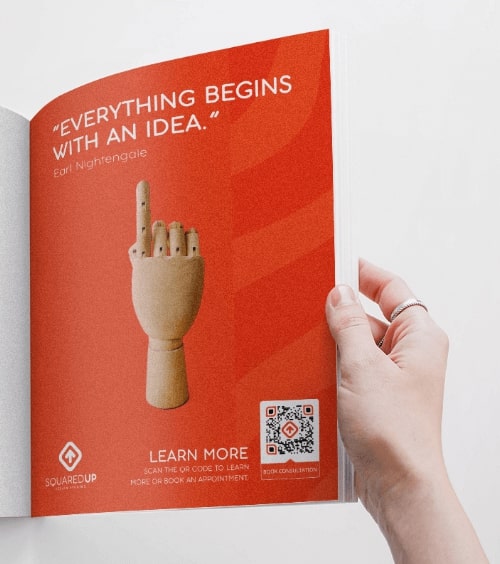 Ejemplo de un código QR en un anuncio publicitario de revista que anuncia una empresa de diseño