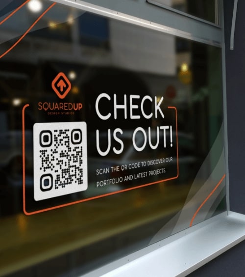 Ejemplo de código QR en una ventana de una empresa que almacena un portafolio de diseño