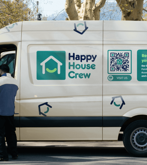 Un vehículo de una empresa de reparación del hogar con un código QR que muestra información sobre la empresa, como el horario de trabajo, los servicios ofrecidos y más.
