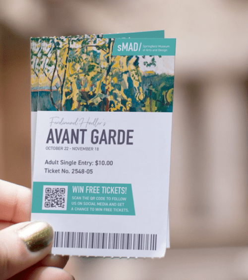 Código QR a la entrada de un museo que promociona las redes sociales