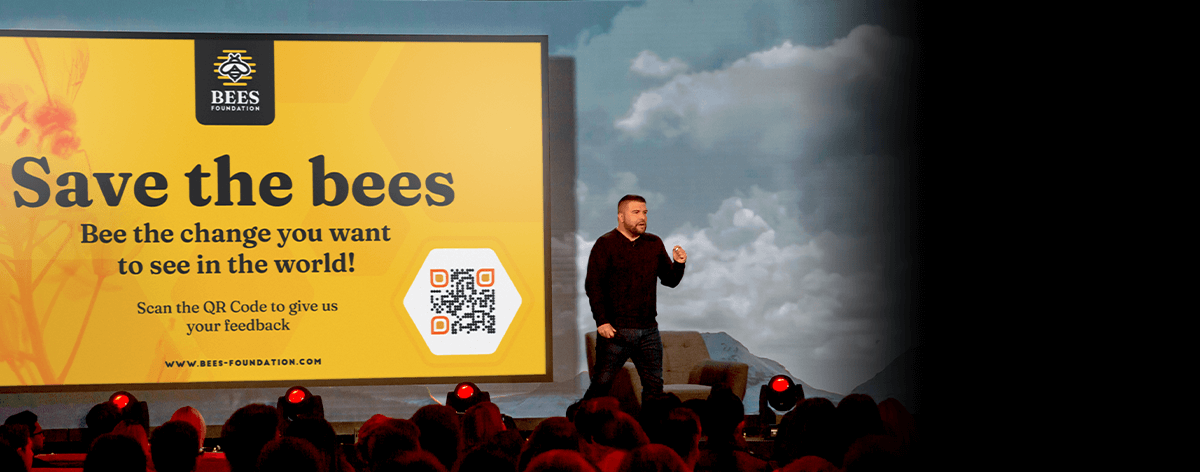 Anuncio de una marca ficticia de la ONG Bees Foundation motivando al público a escanear el código QR.