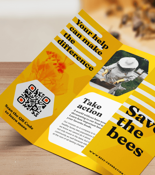Un folleto tríptico de una organización sin fines de lucro con un código QR que redirige a los usuarios a un sitio web para obtener más información.