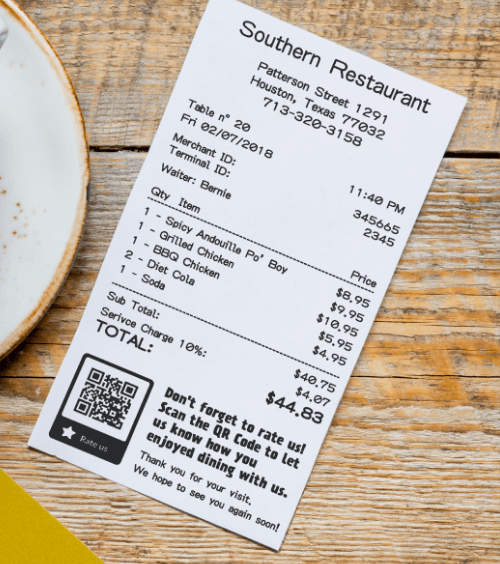 Un recibo de un restaurante con un código QR que invita a los usuarios a dejar una valoración o comentario.