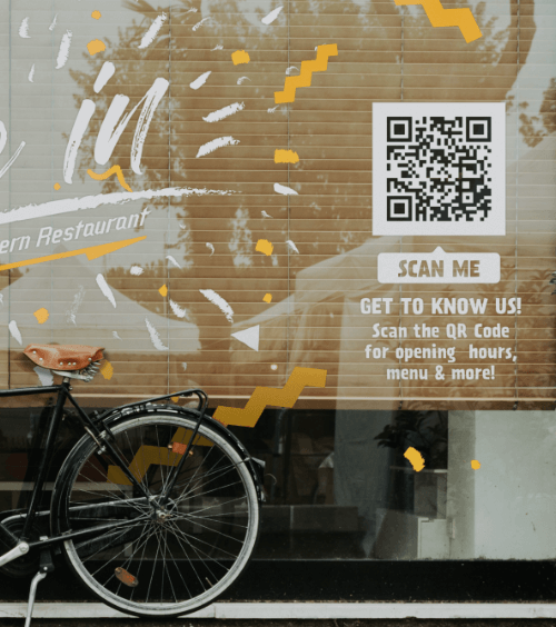 Una ventana de restaurante con un código QR que muestra información de la empresa cuando es escaneado.