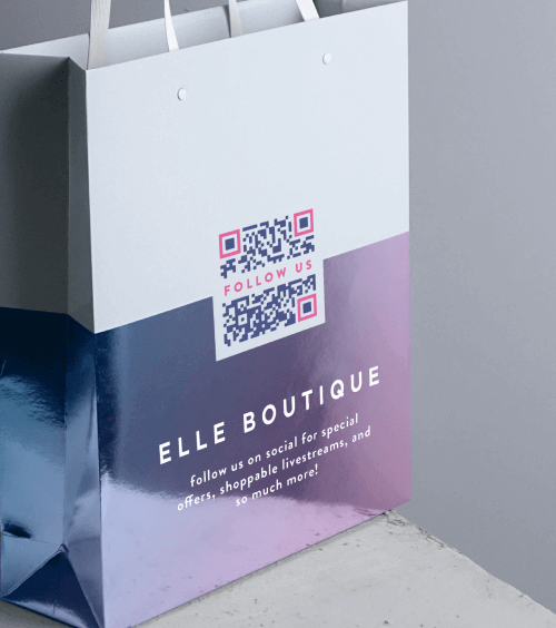 Una bolsa de compras de una tienda con un código QR que lleva a los usuarios a una lista de redes sociales.