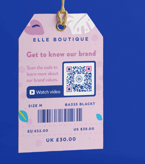 Un display de mesa en una tienda con un código QR que anima a los usuarios a escanear el código y evaluar la última colección de moda.