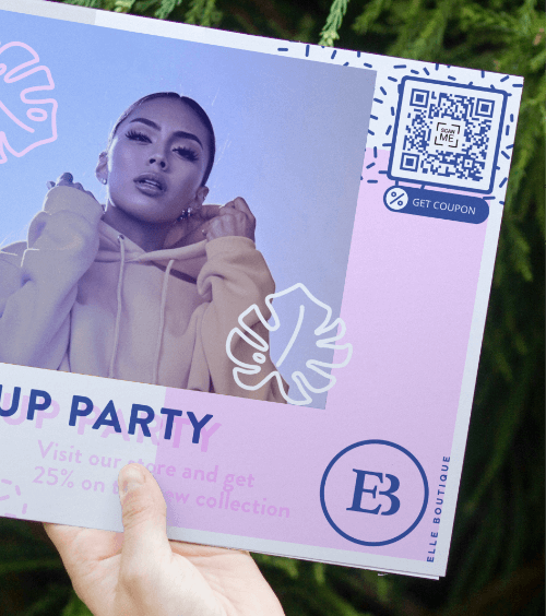 Un anuncio en un escaparate con un código QR que lleva a los usuarios a ver la última revista de moda en versión PDF.