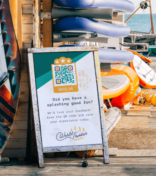 Un panel publicitario en un punto de reserva de paddleboarding con un código QR que invita a los clientes a evaluar sus experiencias