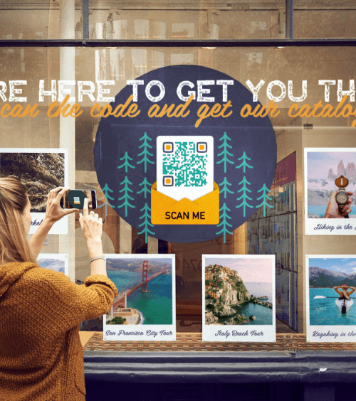 Una mujer escaneando un código QR desde fuera de la oficina de una agencia de viajes para descargar un catálogo en pdf
