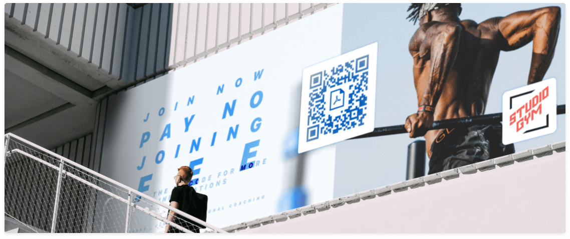 Un panel publicitario de un gimnasio con un código QR que muestra el catálogo completo de los programas en versión PDF.