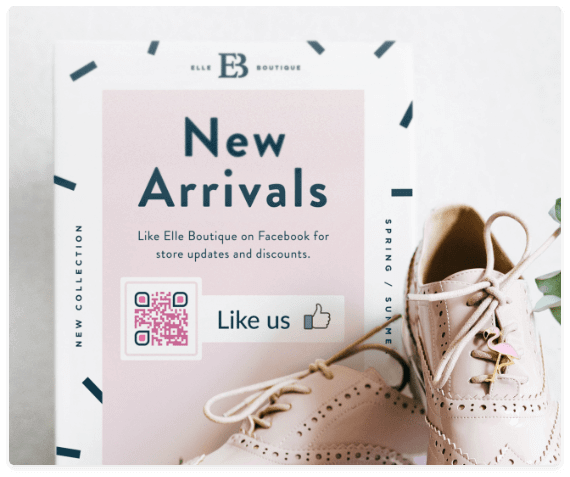 Display publicitario de mesa en una tienda de ropa con un código QR que vincula la página de Facebook para aumentar los likes y seguidores.