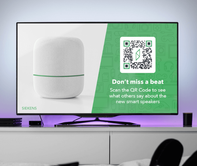 Ejemplo de un código QR en un anuncio de televisión que promociona productos electrónicos.