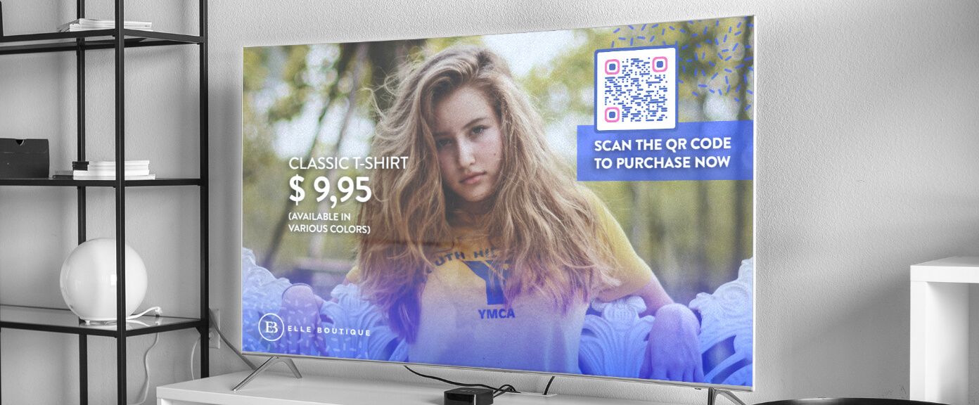Ejemplo de un código QR en un anuncio de televisión promocionando prendas de vestir.
