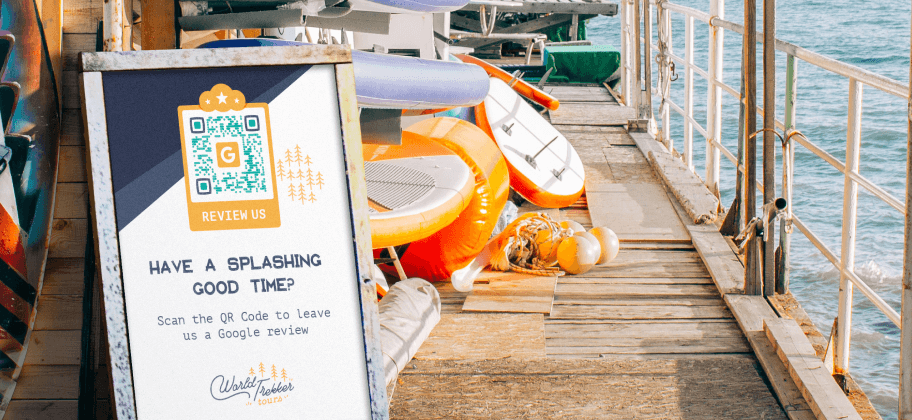 Un cartel de una agencia de kayak con un código QR solicitando a las personas que dejen una reseña en Google.