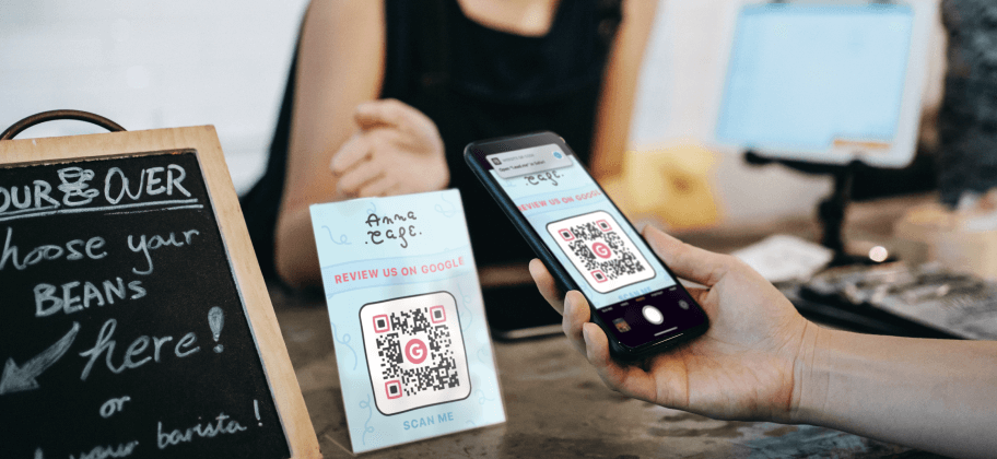 Una persona escaneando un código QR en una tienda.