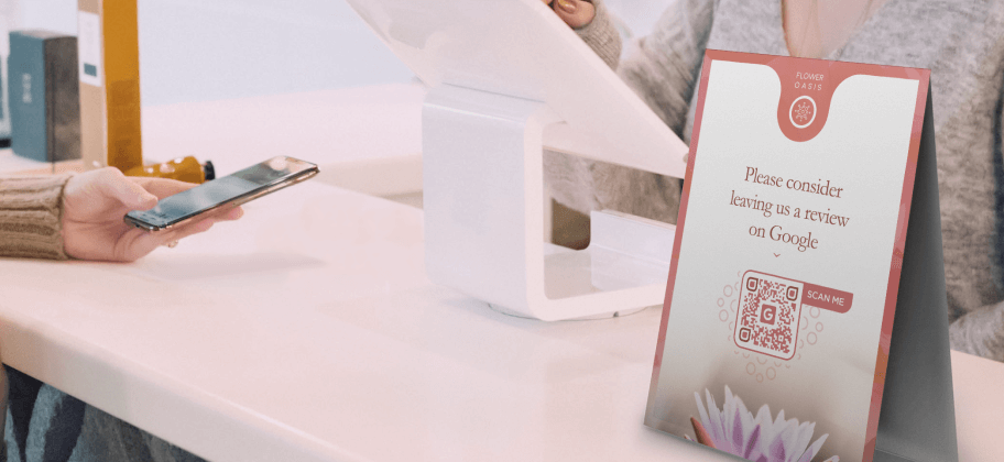 Un expositor de mesa en la recepción de un estudio de bienestar con un Código QR Reseñas de Google
