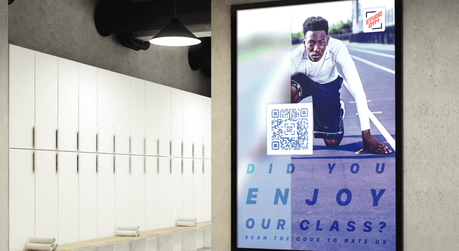 Cartel en los vestuarios de un gimnasio en el que se les pide a las personas que valoren las clases mediante un código QR.