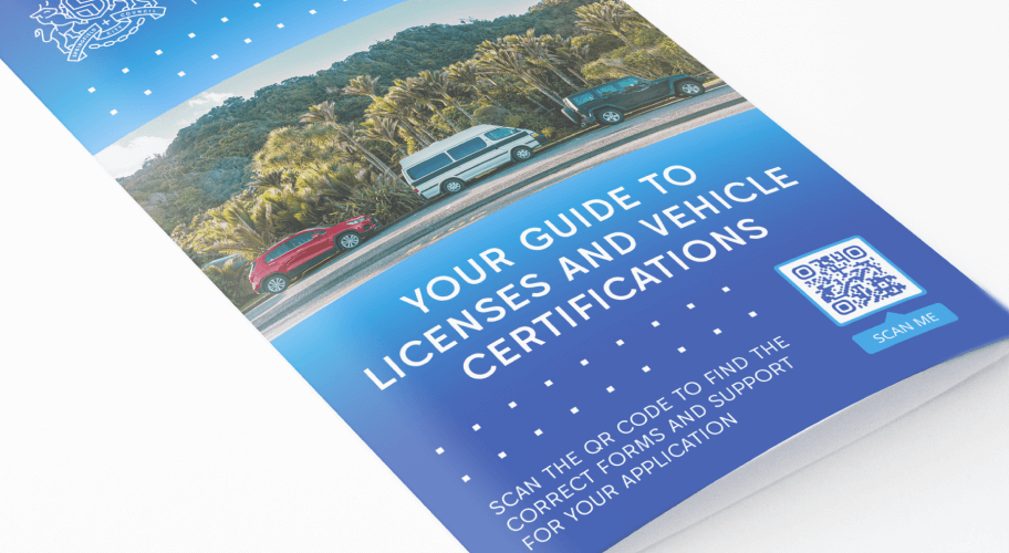 Un folleto que invita a las personas a escanear un código QR para obtener información sobre certificaciones y licencias de vehículos.