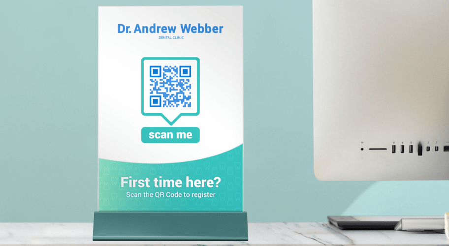 Un expositor de mesa en una clínica dental con un código QR que permite el registro de pacientes.