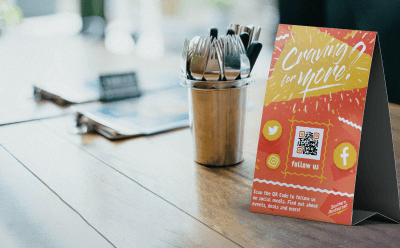 Ejemplo de código QR en una tarjeta de visita con un botón