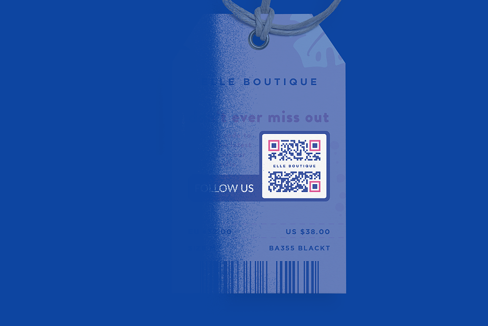 Código QR en una etiqueta de ropa que muestra todos los canales de redes sociales de una tienda